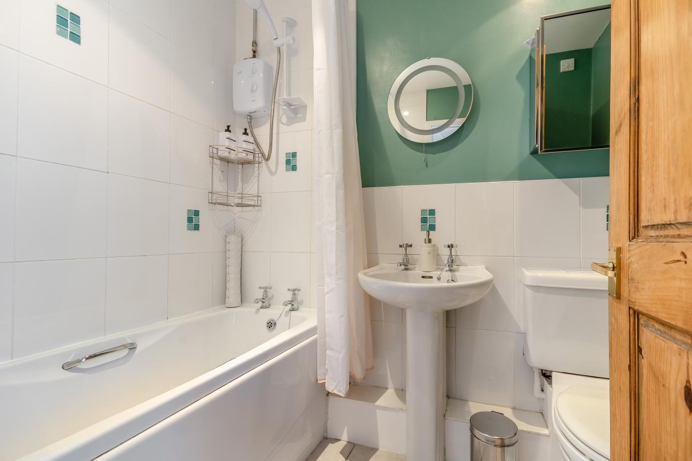 Une salle de bain avec une baignoire, un lavabo et des toilettes.