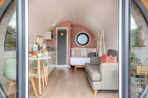 Bügeleisen/Bügelbrett, Reisekinderbett, kostenloses WLAN, Bettwäsche