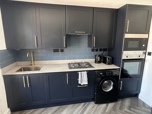 Private kitchen - 3 Bedroom Apartment Sleeps 7 With Wifi (Southall)