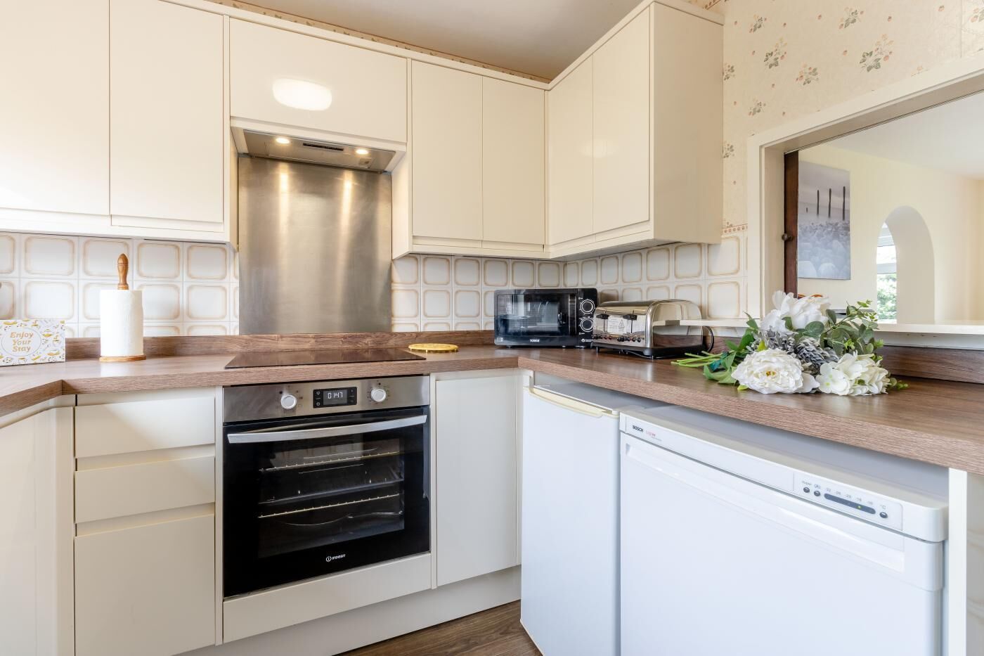 Microwave, oven, dishwasher, cookware/dishes/utensils