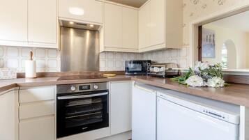 Microwave, oven, dishwasher, cookware/dishes/utensils