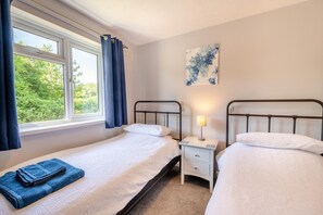 Iron/ironing board, free WiFi, bed sheets - 2 Bed in Brixham (oc-k45223) (Brixham)