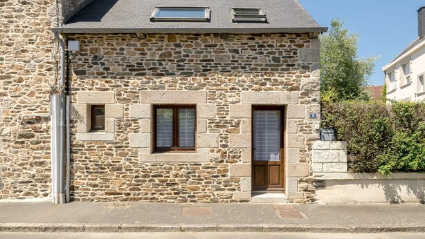 A stone building with two windows and a door, a small overhang, and a visible number '9' on the wall. - L’Escapade Lanvollonnaise - Plage à 15 min (Lanvollon)