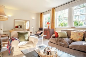TV, fireplace - 3 Bed in Niton Undercliff (oc-ic099) (Niton)