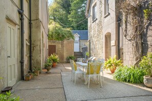 Outdoor dining - 3 Bed in Niton Undercliff (oc-ic099) (Niton)
