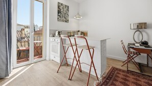 Ett modernt kök med matplats, ett stort fönster och utsikt över omgivningen.