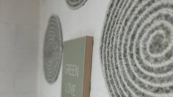 Pared con tres adornos circulares y un cartel enmarcado que dice 'GREEN LOVE'.