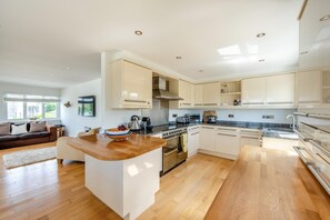 Microwave, oven, dishwasher, cookware/dishes/utensils - 4 Bed in Croyde (oc-o42748) (Croyde)