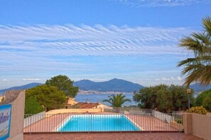 Ein Pool mit Blick auf das Meer und die Berge.