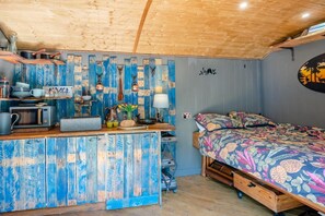 A compact room with a bed, a kitchenette, and a wooden ceiling. - 1 Bed in Langdale End (oc-h44909) (Allerston)