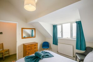 Iron/ironing board, free WiFi, bed sheets - 2 Bed in Weymouth (oc-s42796) (Weymouth)