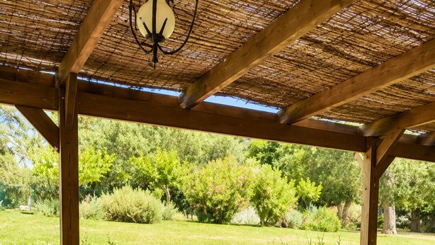 A covered outdoor area with a stone staircase leading to a garden. - Le Logis Bleu: A Haven of Peace in Occitan Tuscany (Puybegon)