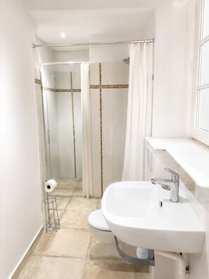 Shower, towels, toilet paper - Vrbo Property (Puybegon)