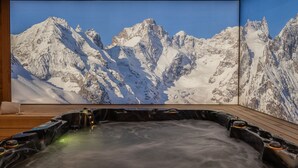 Una vasca idromassaggio con vista sulle montagne.