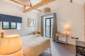A bedroom with a bed, a bedside table, a lamp, a window, and a view of the outdoors. - 3 Bed in Aldfield (oc-f42083) (Aldfield)