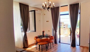 Minibar, wifi gratis y ropa de cama