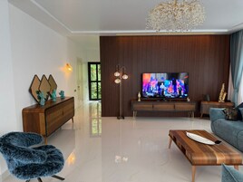 Minibar, wifi gratis y ropa de cama