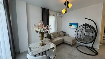ห้องแฟมิลี่สำหรับสี่ท่าน, ระเบียง, วิวทะเล | มินิบาร์, Wi-Fi ฟรี, ผ้าปูที่นอน