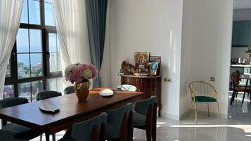 Appartamento Luxury, balcone, vista mare | Minibar, Wi-Fi gratuito, lenzuola