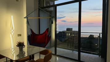 Familien-Vierbettzimmer, Balkon, Meerblick | Minibar, kostenloses WLAN, Bettwäsche
