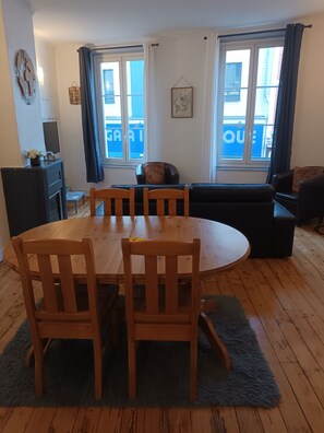 Dining - Vrbo Property (Bolbec)