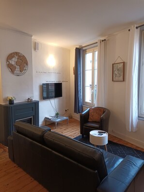 Living area - Vrbo Property (Bolbec)