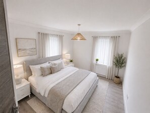 Room - Luxury 4-Bed Apartment (Northolt)