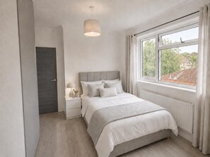 Room - Luxury 4-Bed Apartment (Northolt)