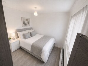 Room - Luxury 4-Bed Apartment (Northolt)