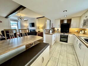 Microwave, oven, dishwasher, cookware/dishes/utensils - 3 Bed in Keswick (oc-b45232) (Keswick)