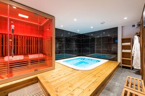 A sauna with a wooden bench, a separate hot tub, and a wooden bench area. - Galibier - Five Bedroom House, Sleeps 13 (Chantemerle)