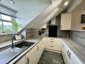 Microwave, oven, dishwasher, high chair - 3 Bed in Keswick (oc-b45233) (Keswick)
