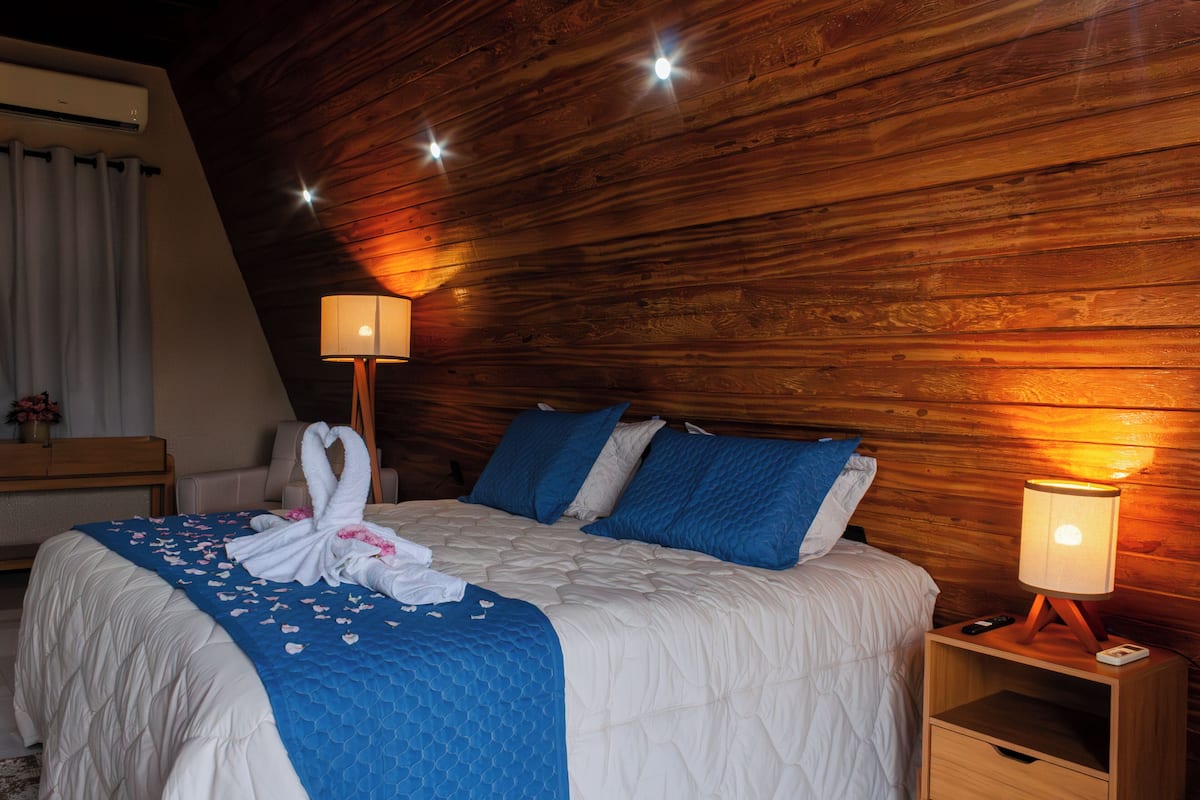 Habitación Deluxe con 2 camas individuales | Escritorio, espacio para trabajar con un portátil, cortinas opacas
