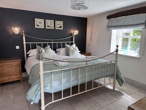 Bügeleisen/Bügelbrett, Reisekinderbett, kostenloses WLAN, Bettwäsche