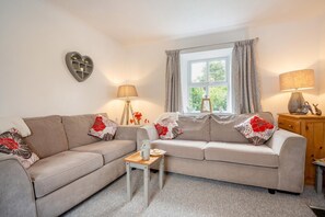 TV, fireplace - 3 Bed in Llanfairtalhaiarn (oc-p44877) (Llanfair Talhaiarn)