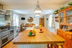 Microwave, oven, dishwasher, high chair - 3 Bed in Llanfairtalhaiarn (oc-p44877) (Llanfair Talhaiarn)