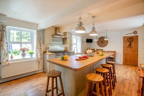 Microwave, oven, dishwasher, high chair - 3 Bed in Llanfairtalhaiarn (oc-p44877) (Llanfair Talhaiarn)