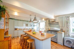 Microwave, oven, dishwasher, high chair - 3 Bed in Llanfairtalhaiarn (oc-p44877) (Llanfair Talhaiarn)