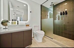 Shower, hair dryer, towels, soap - High-Rise Panoramic Bay/Skyline Views Free Parking- Downtown Miami (Miami)