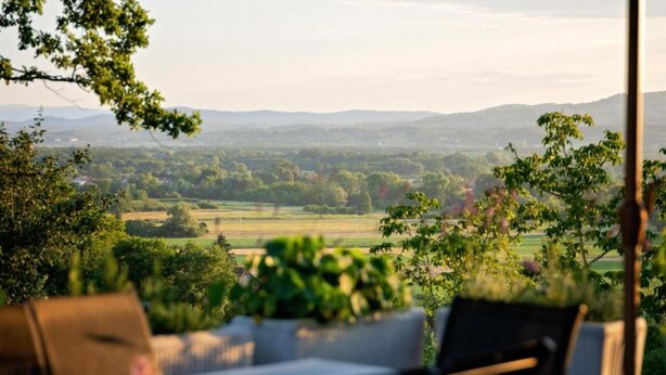 Una terrazza con mobili da esterno che si affaccia su un paesaggio suggestivo.