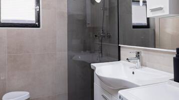 Casa (Domus Aurorae - With River and Mounta) | Baño | Regadera y toallas