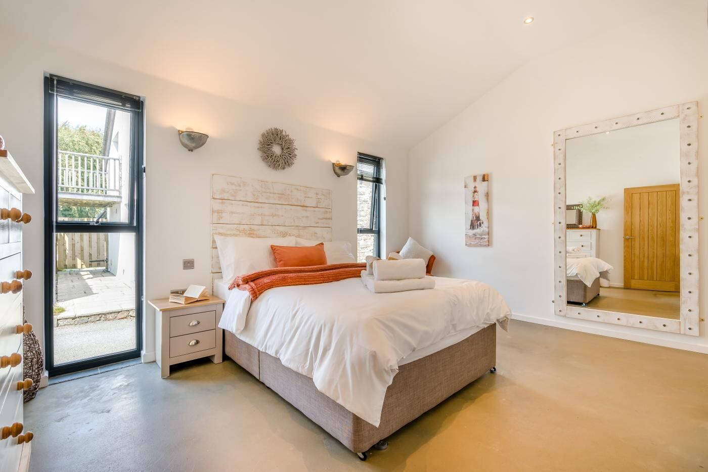 2 bedrooms, travel cot, free WiFi, bed sheets