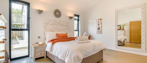 2 bedrooms, travel cot, free WiFi, bed sheets