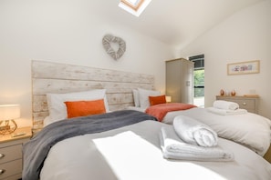 2 bedrooms, travel cot, free WiFi, bed sheets