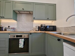 Microwave, oven, dishwasher, high chair - 2 Bed in Ventnor (oc-s45344) (Chale)