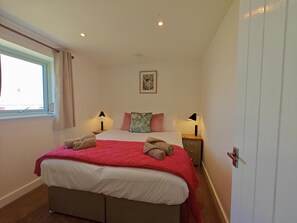 Iron/ironing board, travel cot, free WiFi, bed sheets - 2 Bed in Ventnor (oc-s45344) (Chale)