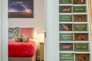 Ein Schlafzimmer mit Bett, Kissen und Blick auf den Nachthimmel.
