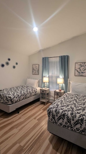Tabla de planchar con plancha, wifi, ropa de cama