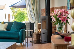 TV, fireplace - 4 Bed in Old Hunstanton (oc-o44907) (Hunstanton)