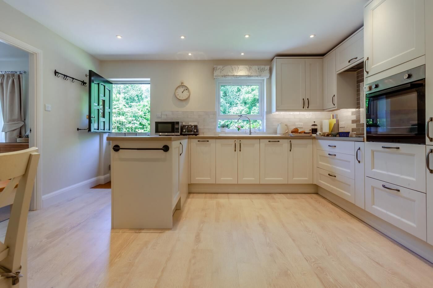 Oven, dishwasher, cookware/dishes/utensils